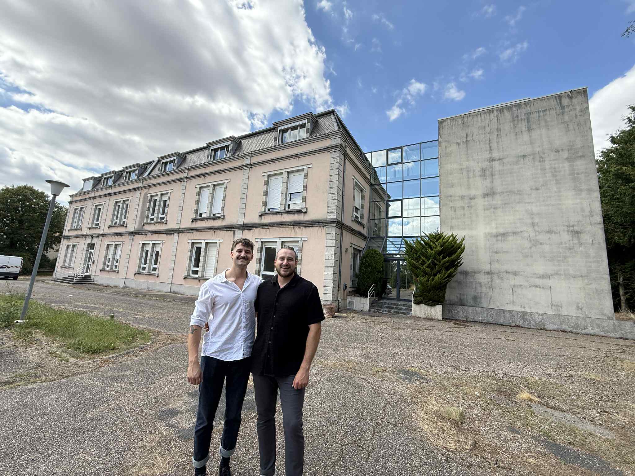 Arthur et Max devant la résidence